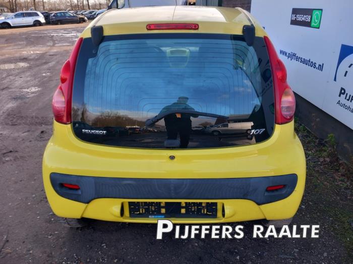 Peugeot 107 1.0 12V Skrotfordon (2009, GEEL)