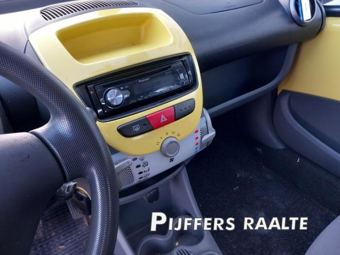 Peugeot 107 1.0 12V Skrotfordon (2009, GEEL)