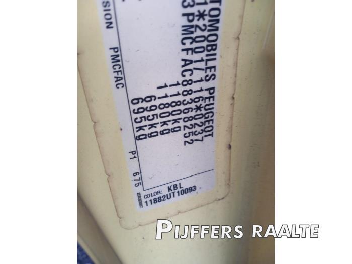 Peugeot 107 1.0 12V Skrotfordon (2009, GEEL)