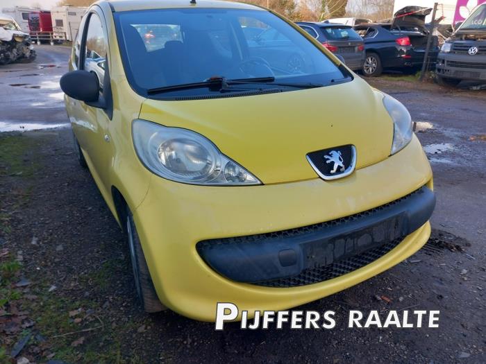 Peugeot 107 1.0 12V Skrotfordon (2009, GEEL)