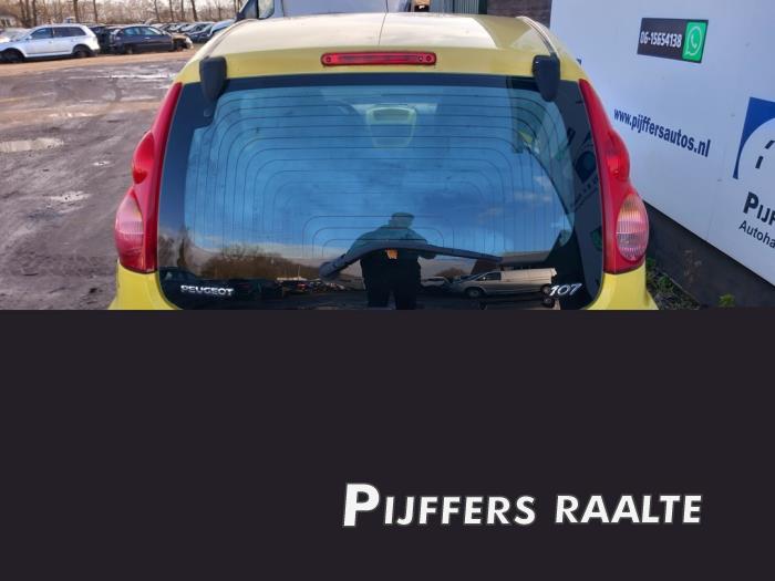 Peugeot 107 1.0 12V Skrotfordon (2009, GEEL)