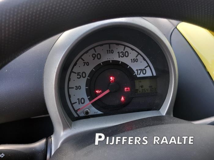 Peugeot 107 1.0 12V Skrotfordon (2009, GEEL)