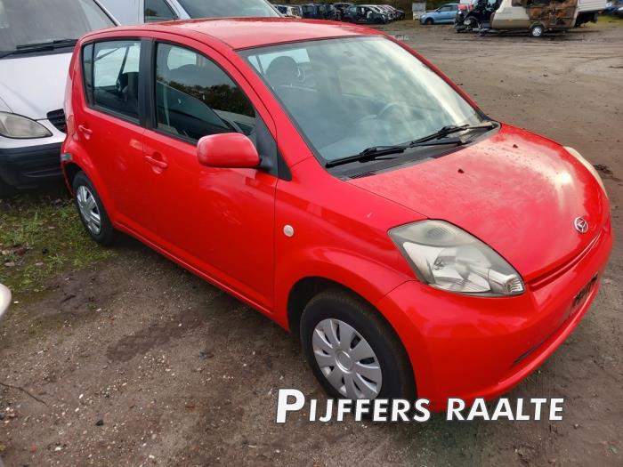 Daihatsu Sirion 2 1.0 12V DVVT Sloopvoertuig (2005, Rood)