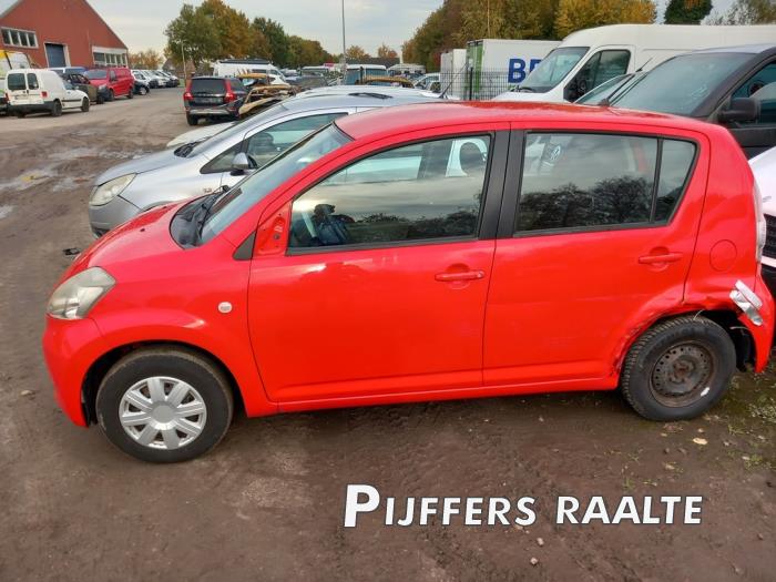 Daihatsu Sirion 2 1.0 12V DVVT Sloopvoertuig (2005, Rood)