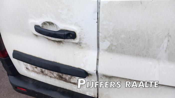 Opel Vivaro 1.6 CDTI BiTurbo 120 Skrotfordon (2015, ICY WHITE)