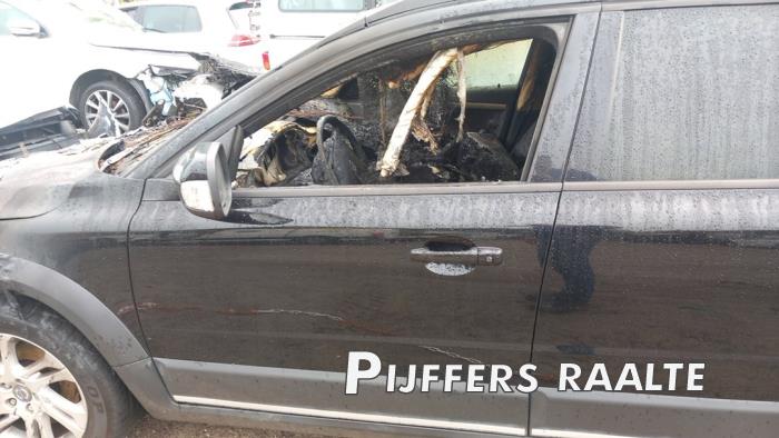 Volvo XC70 2.4 D5 20V AWD Skrotfordon (2009, ZWART)