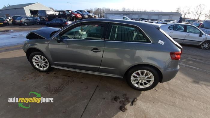 Audi A3 1.6 TDI Ultra 16V Skrotfordon (2014, GRIJS)