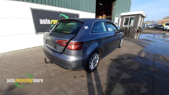 Audi A3 1.6 TDI Ultra 16V Skrotfordon (2014, GRIJS)