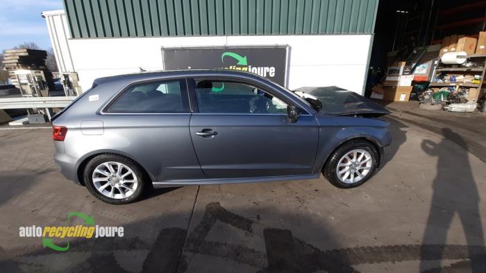 Audi A3 1.6 TDI Ultra 16V Skrotfordon (2014, GRIJS)