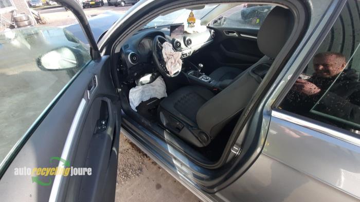 Audi A3 1.6 TDI Ultra 16V Skrotfordon (2014, GRIJS)