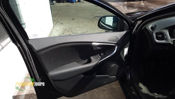 Volvo V40 2.0 D2 16V Sloopvoertuig (2015, Zwart)