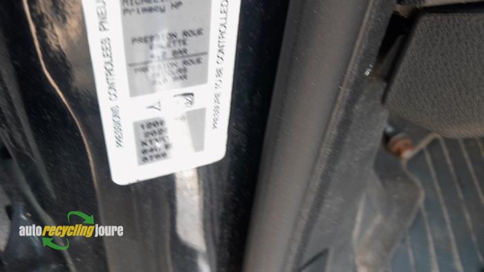 Peugeot 3008 I 1.6 16V THP 155 Skrotfordon (2010, ZWART)