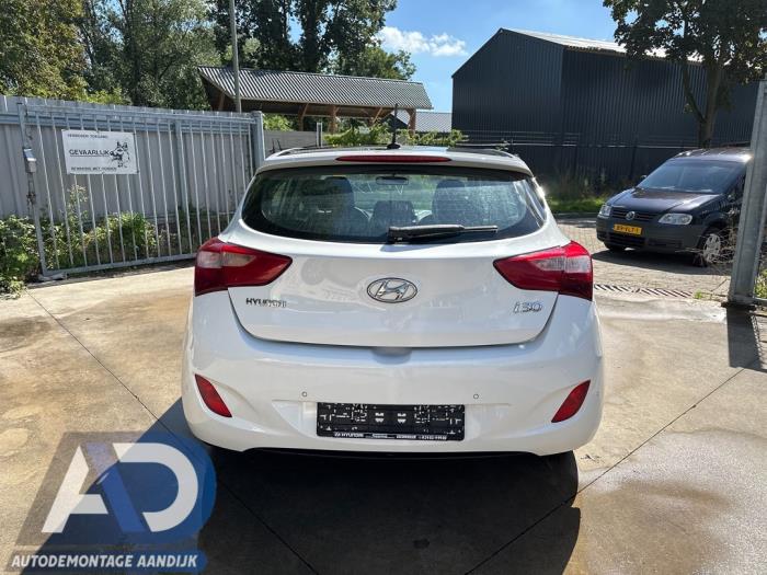 Hyundai i30 1.6 CRDi Blue Drive 16V VGT Skrotfordon (2013, WIT)