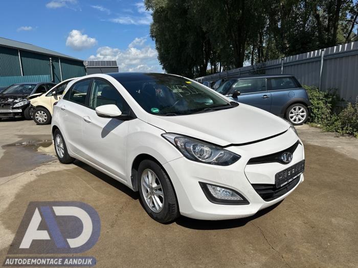 Hyundai i30 1.6 CRDi Blue Drive 16V VGT Skrotfordon (2013, WIT)