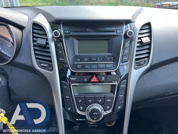 Hyundai i30 1.6 CRDi Blue Drive 16V VGT Skrotfordon (2013, WIT)