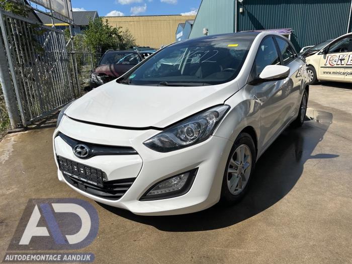 Hyundai i30 1.6 CRDi Blue Drive 16V VGT Skrotfordon (2013, WIT)