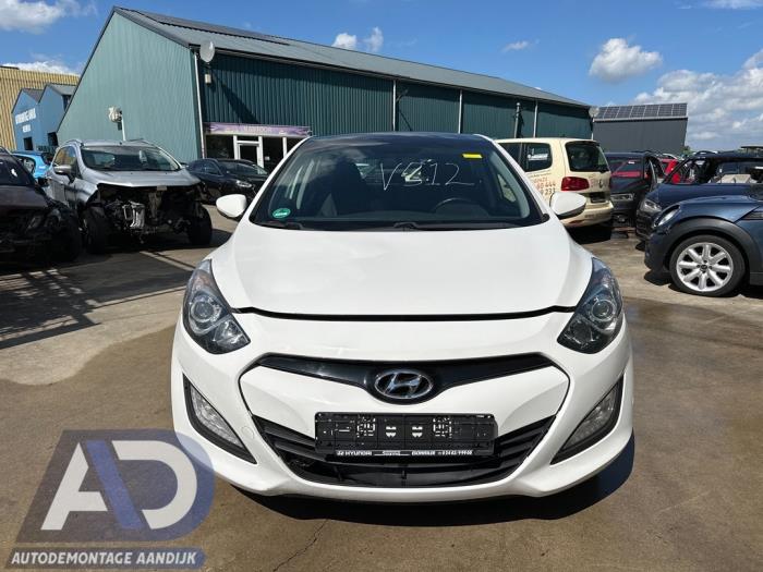 Hyundai i30 1.6 CRDi Blue Drive 16V VGT Skrotfordon (2013, WIT)