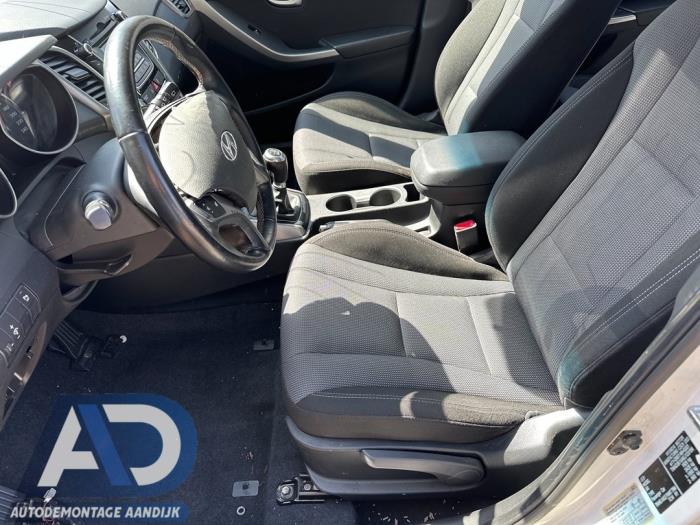 Hyundai i30 1.6 CRDi Blue Drive 16V VGT Skrotfordon (2013, WIT)