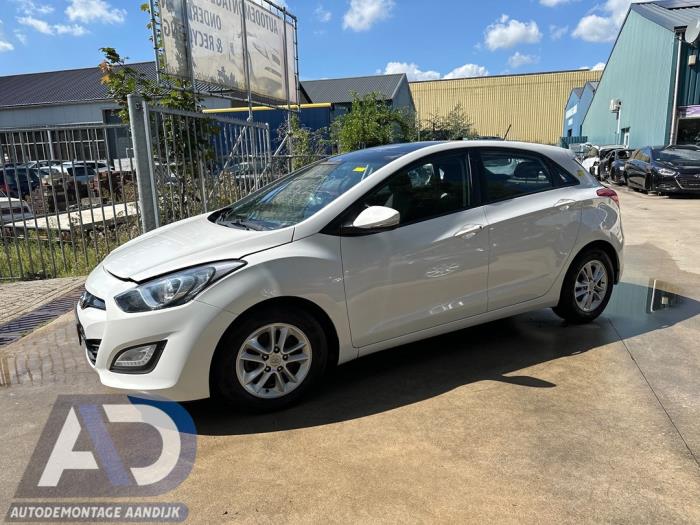Hyundai i30 1.6 CRDi Blue Drive 16V VGT Skrotfordon (2013, WIT)