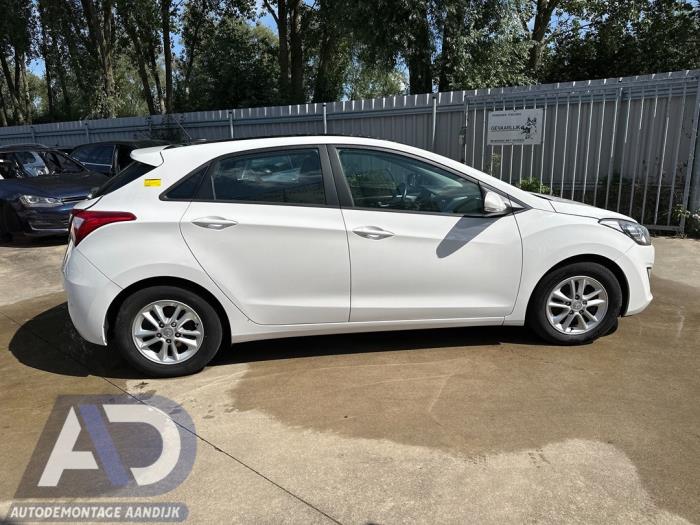 Hyundai i30 1.6 CRDi Blue Drive 16V VGT Skrotfordon (2013, WIT)