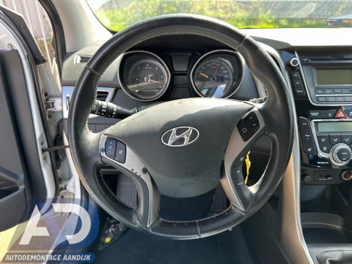 Hyundai i30 1.6 CRDi Blue Drive 16V VGT Skrotfordon (2013, WIT)