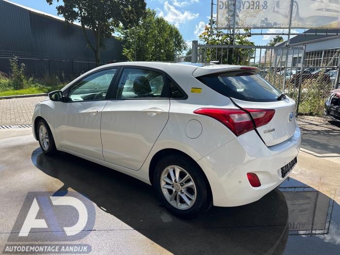 Hyundai i30 1.6 CRDi Blue Drive 16V VGT Skrotfordon (2013, WIT)