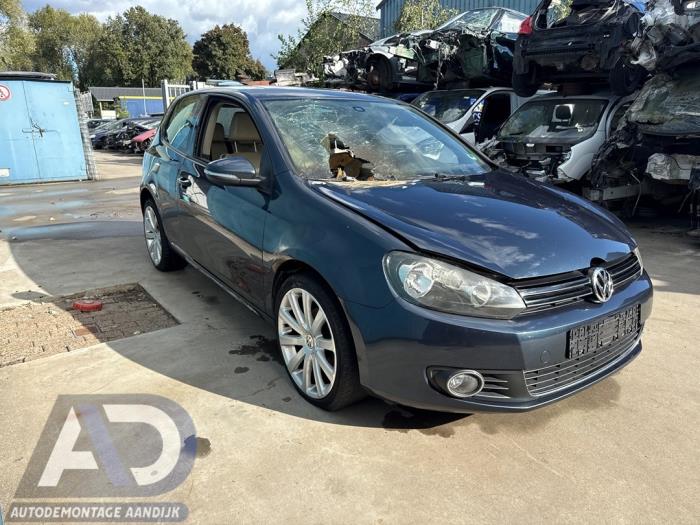 Volkswagen Golf VI 1.2 TSI BlueMotion Samochód złomowany (2010, Niebieski, Szary)