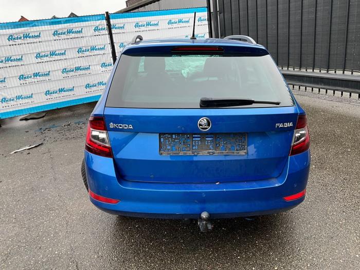 Skoda Fabia III Combi 1.0 TSI 12V Skrotfordon (2019, BLAUW)