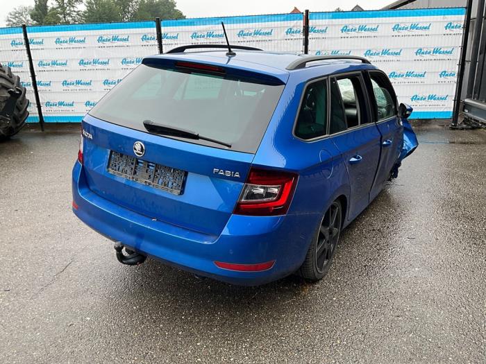 Skoda Fabia III Combi 1.0 TSI 12V Skrotfordon (2019, BLAUW)