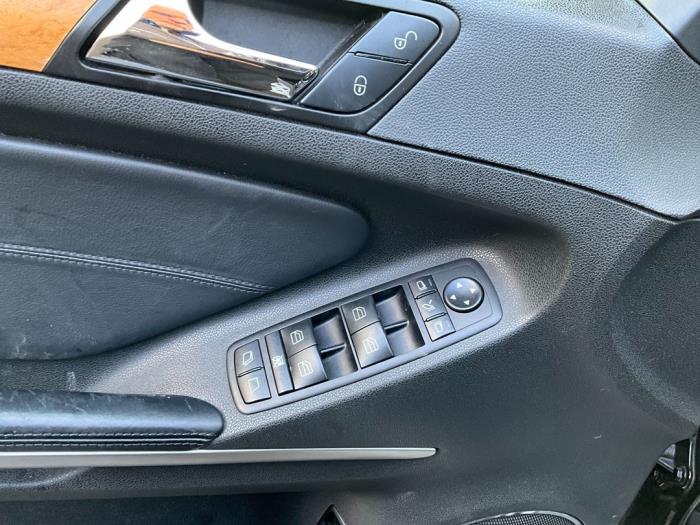 Mercedes GL 5.5 GL 500 V8 32V Skrotfordon (2009, ZWART)