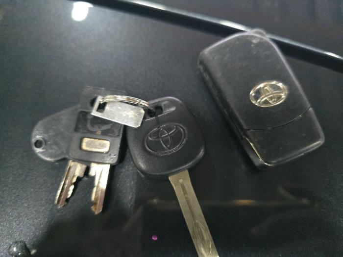 Toyota Aygo 1.0 12V VVT-i Sloopvoertuig (2016, Metallic, Muisgrijs)