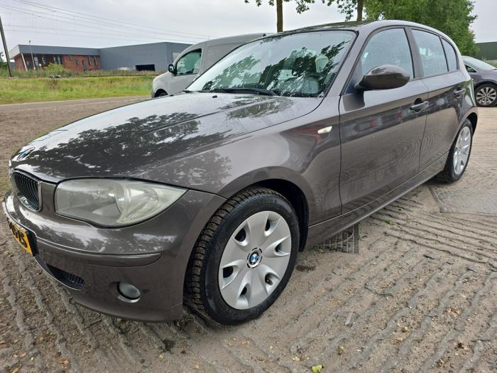 BMW 1 serie 116i 1.6 16V Samochód uszkodzony (2006, Brazowy)