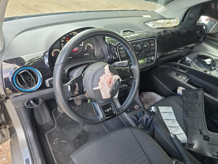 Volkswagen Up! 1.0 12V 60 Skrotfordon (2014, METALLIC GRIJS)