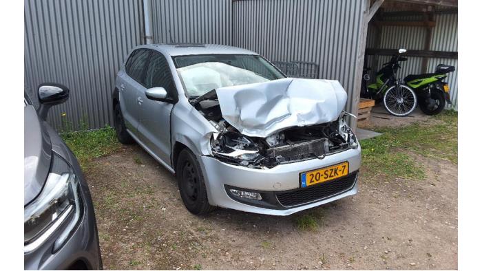 Volkswagen Polo V 1.2 TSI Skrotfordon (2012, METALLIC ZILVERGRIJS)