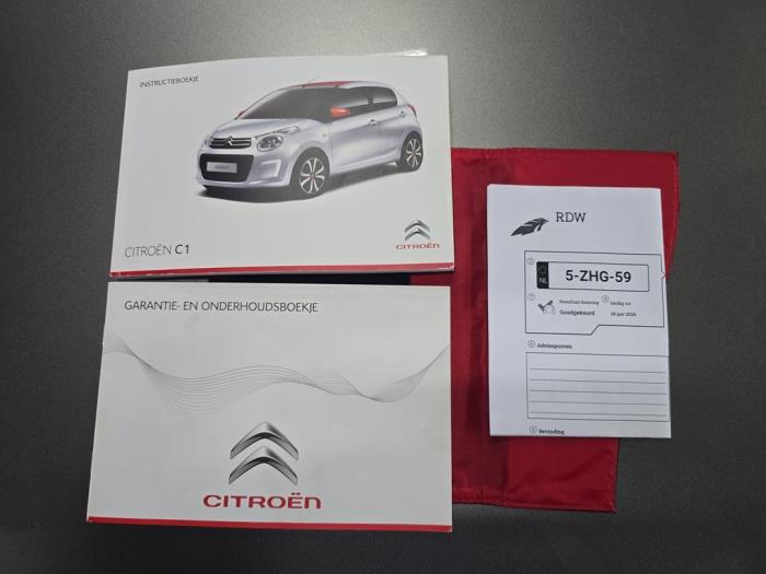 Citroen C1 1.2 PureTech 82 12V Schadevoertuig (2015, Metallic, Zilvergrijs)