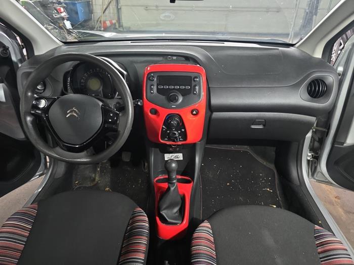 Citroen C1 1.2 PureTech 82 12V Schadevoertuig (2015, Metallic, Zilvergrijs)