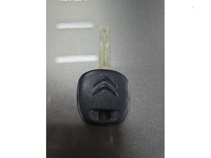 Citroen C1 1.2 PureTech 82 12V Schadevoertuig (2015, Metallic, Zilvergrijs)