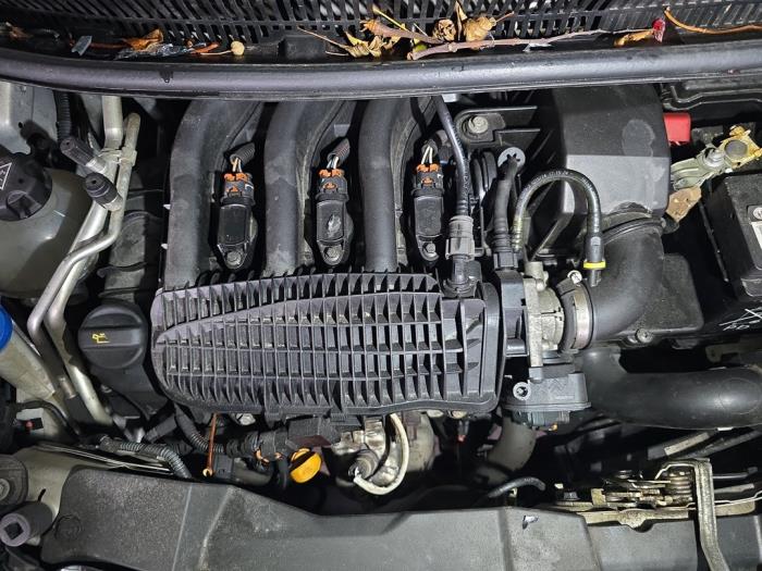 Citroen C1 1.2 PureTech 82 12V Schadevoertuig (2015, Metallic, Zilvergrijs)