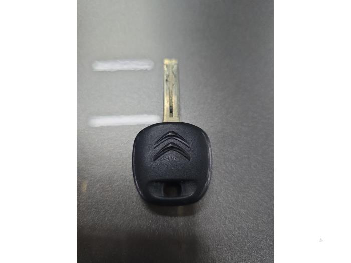 Citroen C1 1.2 PureTech 82 12V Schadevoertuig (2015, Metallic, Zilvergrijs)