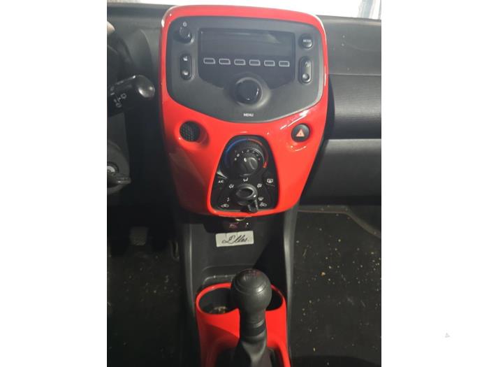 Citroen C1 1.2 PureTech 82 12V Schadevoertuig (2015, Metallic, Zilvergrijs)