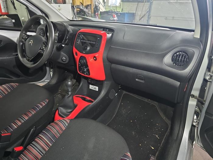 Citroen C1 1.2 PureTech 82 12V Schadevoertuig (2015, Metallic, Zilvergrijs)