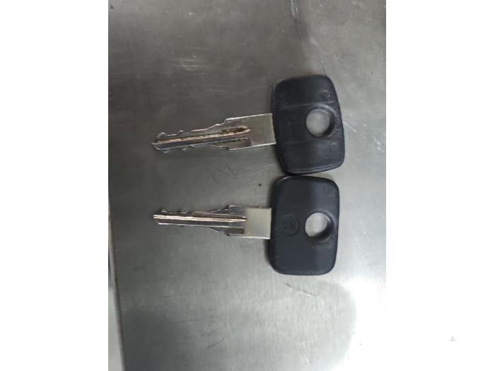 Opel Corsa B 1.4i Sloopvoertuig (1998, Blauw)