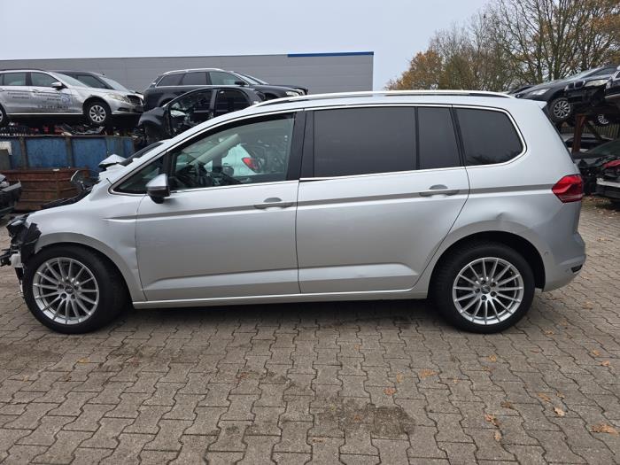 Volkswagen Touran 2.0 TDI 190 Samochód złomowany (2018, Srebrny)