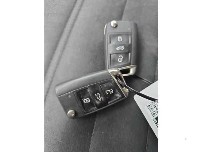 Volkswagen Touran 2.0 TDI 190 Samochód złomowany (2018, Srebrny)