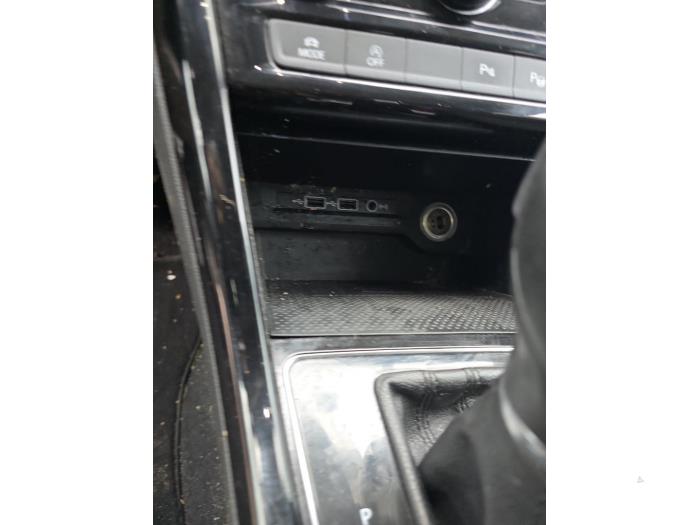 Volkswagen Touran 2.0 TDI 190 Samochód złomowany (2018, Srebrny)