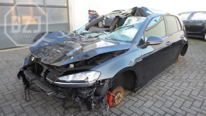 Volkswagen Golf Skrotfordon (2015, GRIJS)