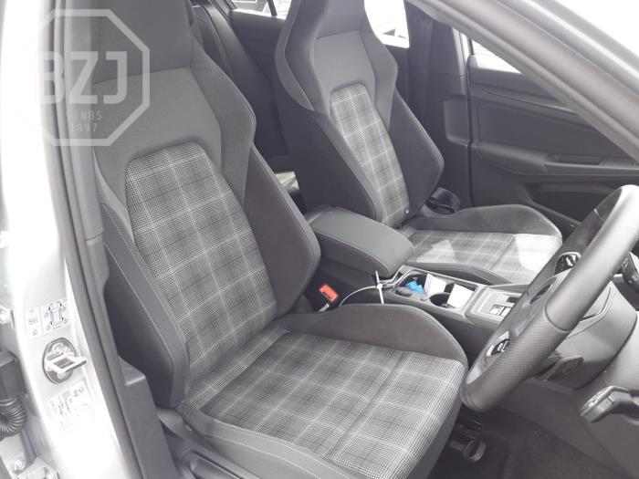 Volkswagen Golf Skrotfordon (2021, METALLIC ZILVER)