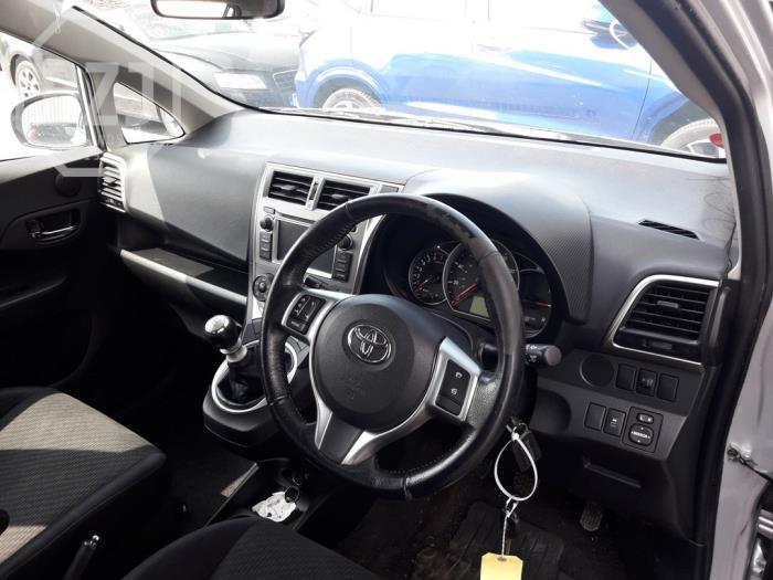 Toyota Verso S 1.33 16V Dual VVT-I Sloopvoertuig (2012, Metallic, Zilver)