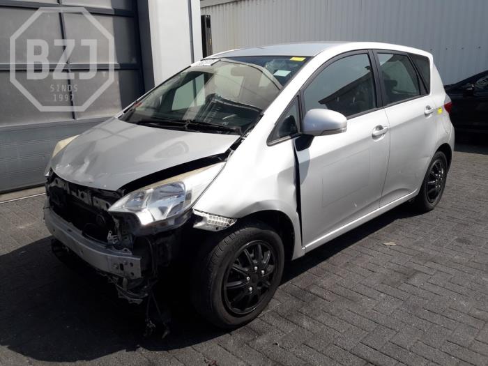 Toyota Verso S 1.33 16V Dual VVT-I Sloopvoertuig (2012, Metallic, Zilver)