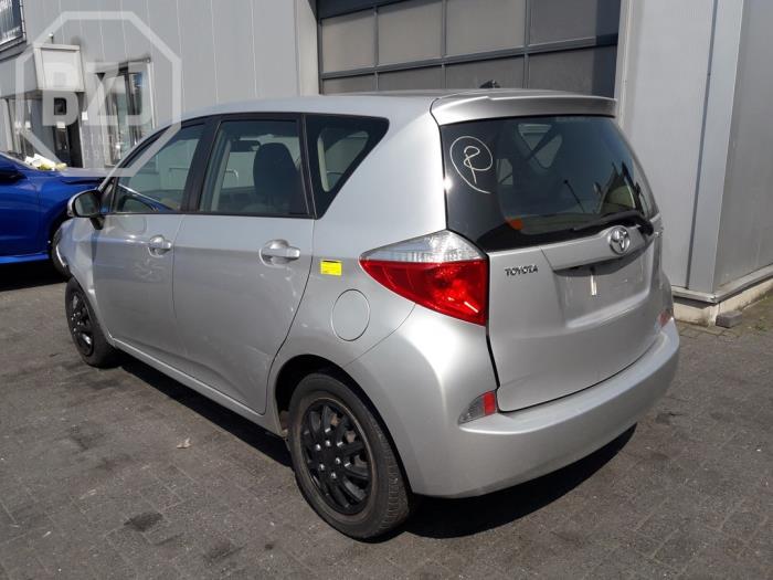 Toyota Verso S 1.33 16V Dual VVT-I Sloopvoertuig (2012, Metallic, Zilver)